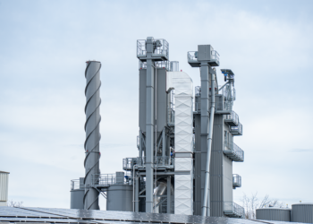 Planta de electrólisis para producción de hidrógeno renovable en instalación industrial.