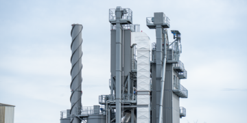 Planta de electrólisis para producción de hidrógeno renovable en instalación industrial.