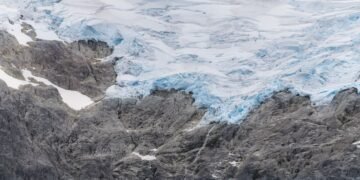 Vista de glaciares del Himalaya con evidencia de deshielo acelerado por el cambio climático.