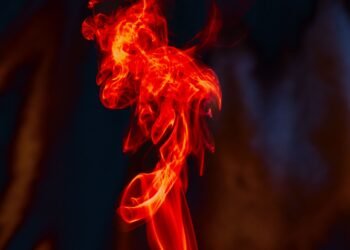 Incendio forestal en España con columnas de humo denso sobre paisaje boscoso