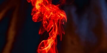 Incendio forestal en España con columnas de humo denso sobre paisaje boscoso