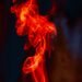 Incendio forestal en España con columnas de humo denso sobre paisaje boscoso