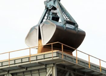 Grúa industrial en obra de construcción al atardecer, representando la tecnología de elevación pesada desarrollada en China.