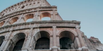 Detalle de estructura de hormigón romano antiguo con textura mineral visible.