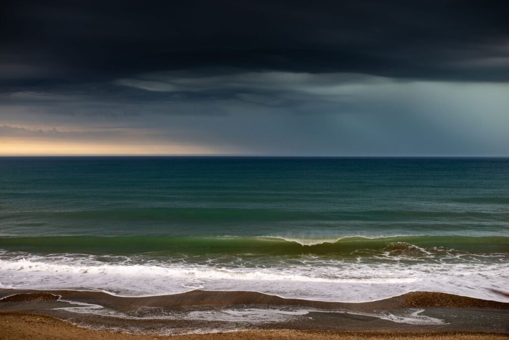 Olas de tormenta tropical golpeando la costa de Hawái bajo cielos nublados durante el paso del huracán Lala.