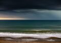 Olas de tormenta tropical golpeando la costa de Hawái bajo cielos nublados durante el paso del huracán Lala.