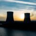 Torres de enfriamiento de planta nuclear al atardecer, infraestructura afectada por olas de calor en Europa.
