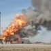 Columna de humo elevándose desde un incendio industrial en zona petrolera.