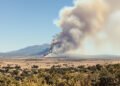 Humo de incendio forestal en zona montañosa de Huesca, Aragón.