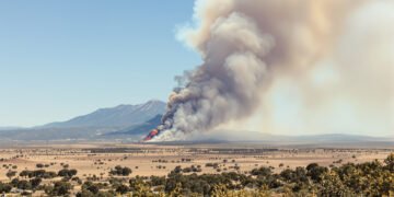 Humo de incendio forestal en zona montañosa de Huesca, Aragón.