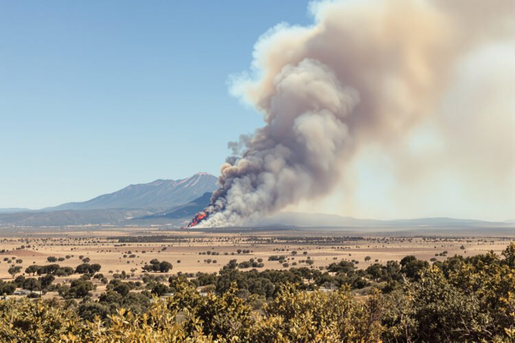 Humo de incendio forestal en zona montañosa de Huesca, Aragón.