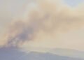 Humo denso de incendios forestales sobre las montañas de los Andes en Colombia.