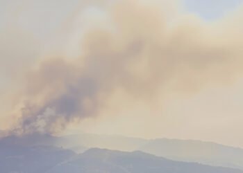 Humo denso de incendios forestales sobre las montañas de los Andes en Colombia.