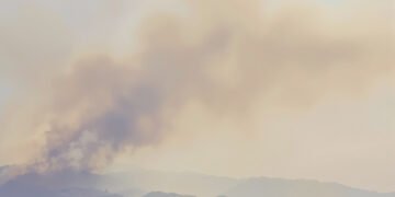 Humo denso de incendios forestales sobre las montañas de los Andes en Colombia.