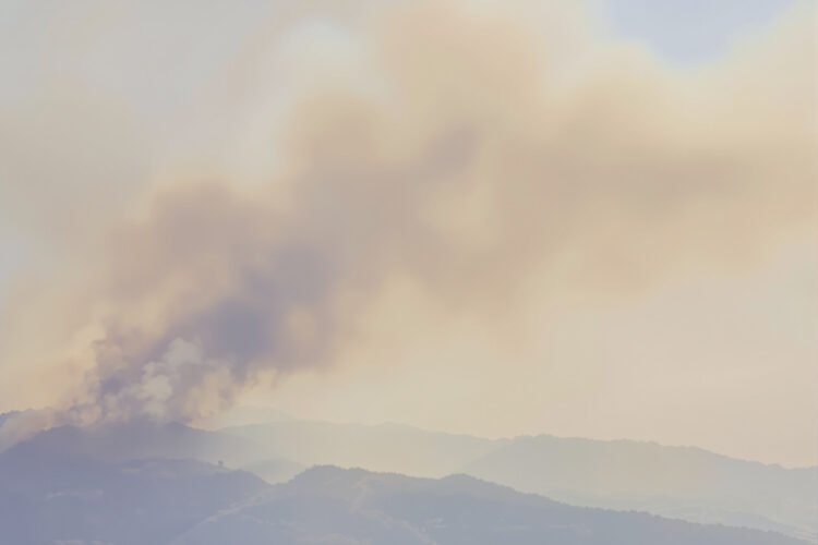 Humo denso de incendios forestales sobre las montañas de los Andes en Colombia.