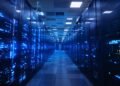 Centro de datos con servidores iluminados, infraestructura clave para la inteligencia artificial y el consumo eléctrico mundi