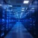 Centro de datos con servidores iluminados, infraestructura clave para la inteligencia artificial y el consumo eléctrico mundi