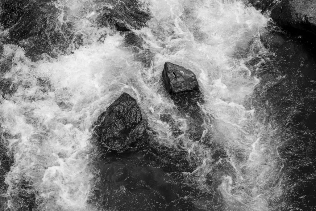 Torrentes de agua atravesando un cañón rocoso tras una inundación repentina en zona desértica