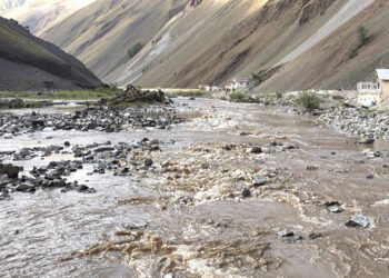 Valle del Himalaya con aguas turbias de inundación tras crecida repentina en zona montañosa de Nepal