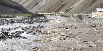 Valle del Himalaya con aguas turbias de inundación tras crecida repentina en zona montañosa de Nepal