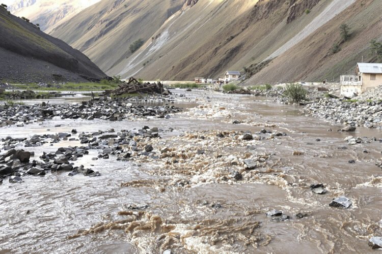 Valle del Himalaya con aguas turbias de inundación tras crecida repentina en zona montañosa de Nepal