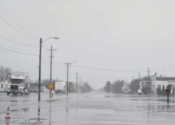 Calle inundada en el Medio Oeste de Estados Unidos tras lluvias torrenciales.