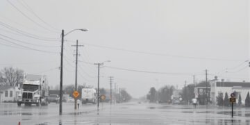 Calle inundada en el Medio Oeste de Estados Unidos tras lluvias torrenciales.