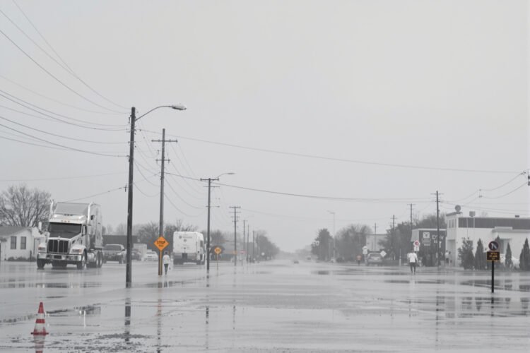 Calle inundada en el Medio Oeste de Estados Unidos tras lluvias torrenciales.