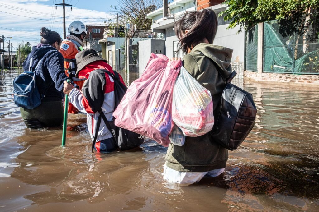 Vista aérea de un barrio inundado con viviendas rodeadas de agua tras lluvias extremas.