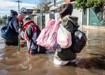 Vista aérea de un barrio inundado con viviendas rodeadas de agua tras lluvias extremas.