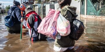 Vista aérea de un barrio inundado con viviendas rodeadas de agua tras lluvias extremas.