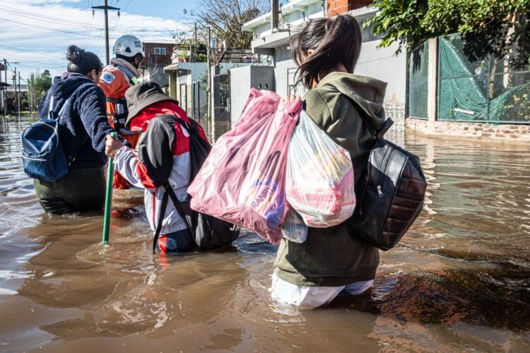Vista aérea de un barrio inundado con viviendas rodeadas de agua tras lluvias extremas.