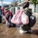 Vista aérea de un barrio inundado con viviendas rodeadas de agua tras lluvias extremas.