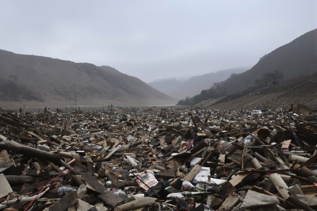 Valle montañoso inundado con escombros tras las inundaciones en Nepal que dejaron 543 muertos.