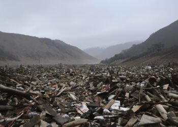 Valle montañoso inundado con escombros tras las inundaciones en Nepal que dejaron 543 muertos.