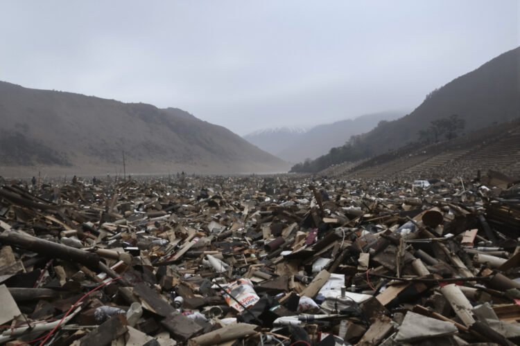Valle montañoso inundado con escombros tras las inundaciones en Nepal que dejaron 543 muertos.