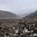 Valle montañoso inundado con escombros tras las inundaciones en Nepal que dejaron 543 muertos.