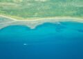 Costa de isla del Pacífico afectada por la erosión y el aumento del nivel del mar.