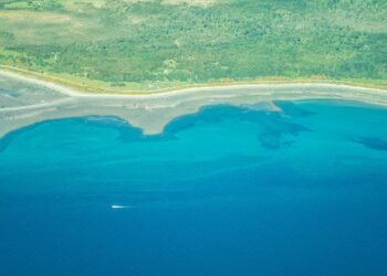 Costa de isla del Pacífico afectada por la erosión y el aumento del nivel del mar.