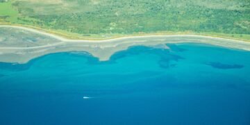 Costa de isla del Pacífico afectada por la erosión y el aumento del nivel del mar.