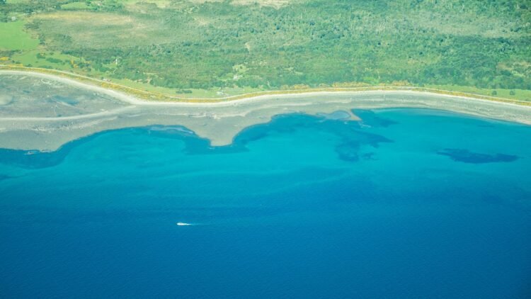 Costa de isla del Pacífico afectada por la erosión y el aumento del nivel del mar.