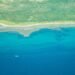 Costa de isla del Pacífico afectada por la erosión y el aumento del nivel del mar.