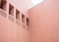 Fachada de arcilla terracota con textura porosa, material usado en sistemas de enfriamiento pasivo en India.