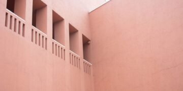 Fachada de arcilla terracota con textura porosa, material usado en sistemas de enfriamiento pasivo en India.
