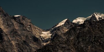 Glaciar en las montañas del Himalaya, donde 47 lagos glaciares en riesgo de colapso amenazan valles enteros.