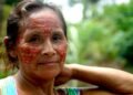 Mujer indígena amazónica en territorio ancestral, símbolo de la defensa ambiental en Perú.