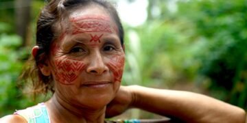 Mujer indígena amazónica en territorio ancestral, símbolo de la defensa ambiental en Perú.