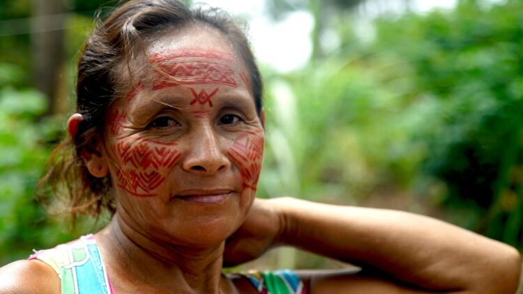 Mujer indígena amazónica en territorio ancestral, símbolo de la defensa ambiental en Perú.