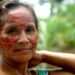 Mujer indígena amazónica en territorio ancestral, símbolo de la defensa ambiental en Perú.