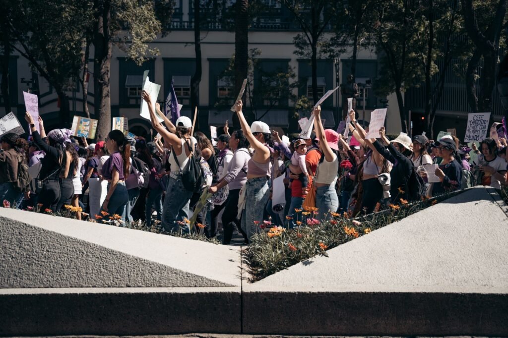 Marcha de pueblos indígenas en el sur de México exigiendo paz y defensa de territorios ancestrales.